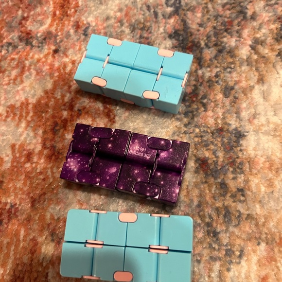 Fidgets 30 of assorted never played with - Picture 2 of 11